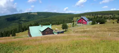 Fai un'escursione attraverso Klínovo dol fino a Friesovy boudy