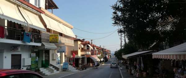 De hoofdstraat in Ouranoupoli