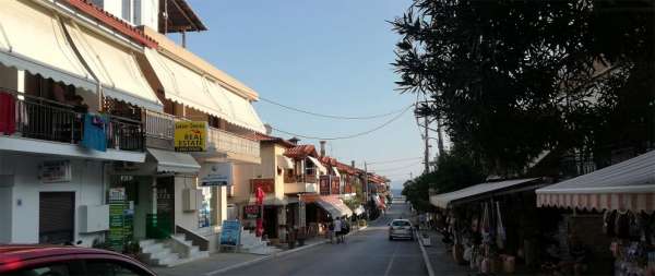 Die Hauptstraße in Ouranoupoli