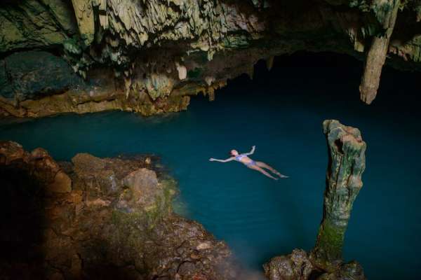 Nadando en la cueva
