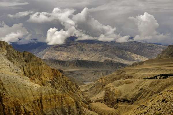 Die zerknitterte Landschaft des Upper Mustang