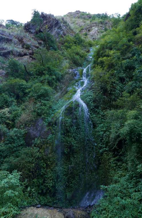 Una piccola cascata davanti a Pairo