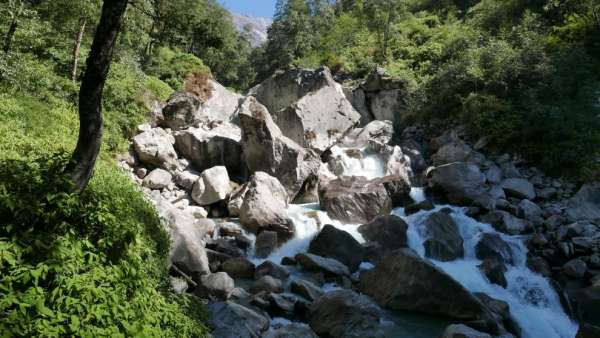 Alveo del fiume Langtang Kholy pieno di massi