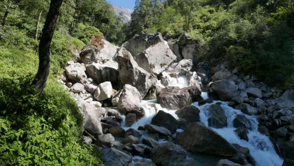 Koryto Langtang Kholy plné balvanů