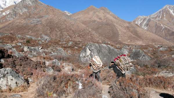 Olhando para trás em direção a Kyanjin Gompa