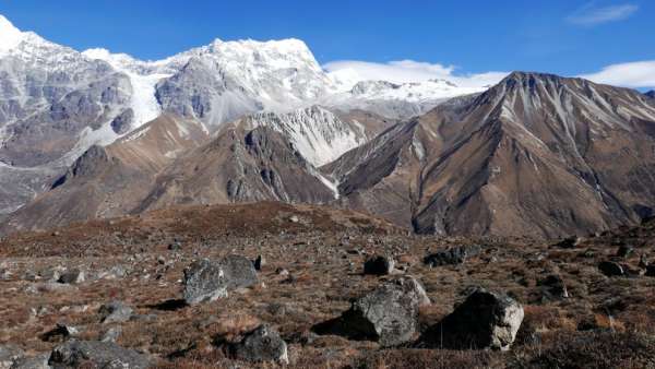 No caminho sob Tangbu Pass