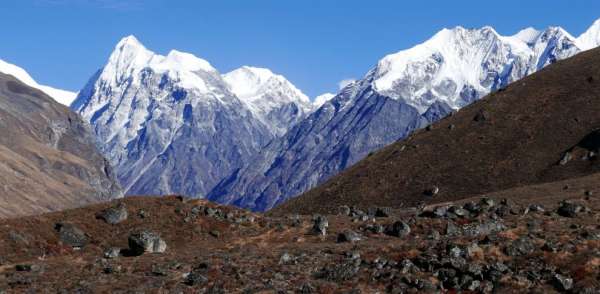 Vues sur les montagnes au-delà de la vallée