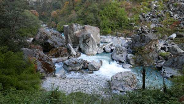 Gigantische Felsbrocken im Fluss