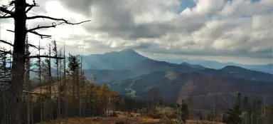 徒步穿过 Prosiecká dolina 和 Velký Choč