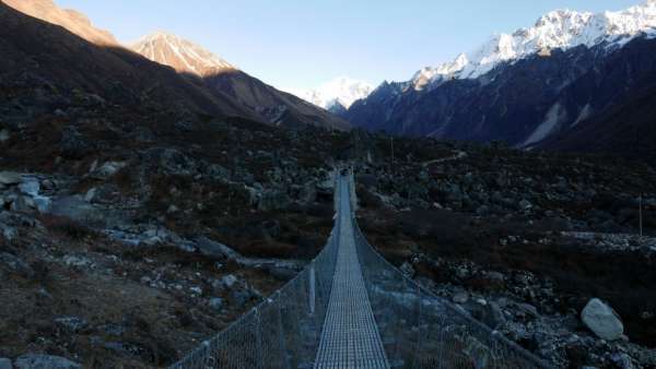 Brug over de rivier