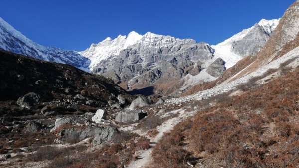 Strada attraverso la valle