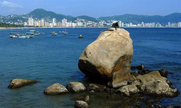 岩石上的海妖雕像