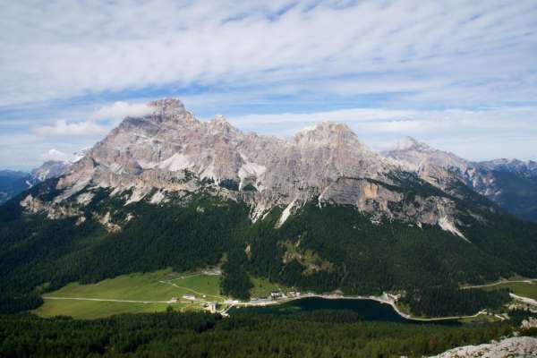 Vista de Misurina e a montanha