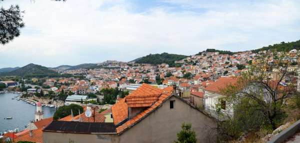 Ville aux toits rouges