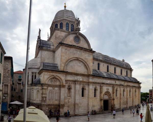 Catedral de St. Jakub como o Banco de Ferro