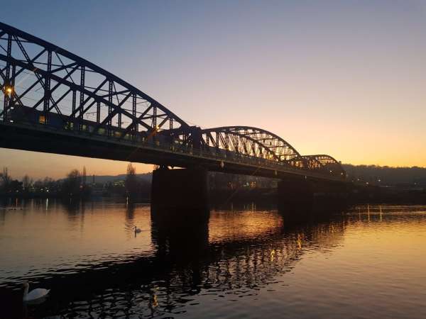 Spiegelung der Eisenbahnbrücke in der Moldau