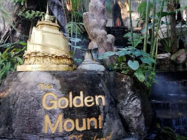 Goldenes Modell des Goldenen Berges