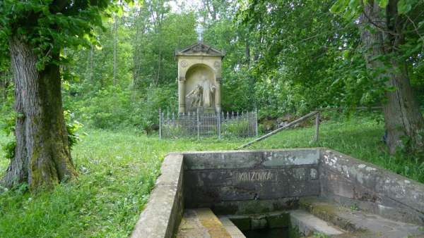 Fuente de Křížovka y capilla de nicho Chlum