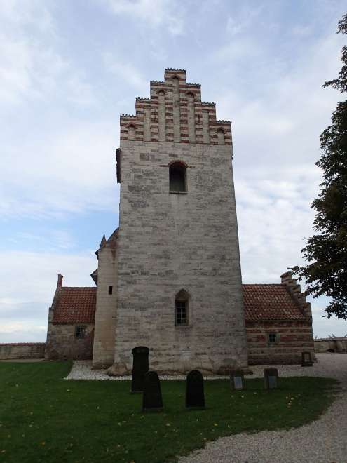 Uma igreja meio arruinada em Højerup