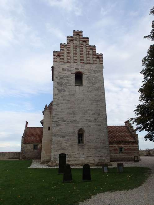 Half verwoeste kerk in Højerup