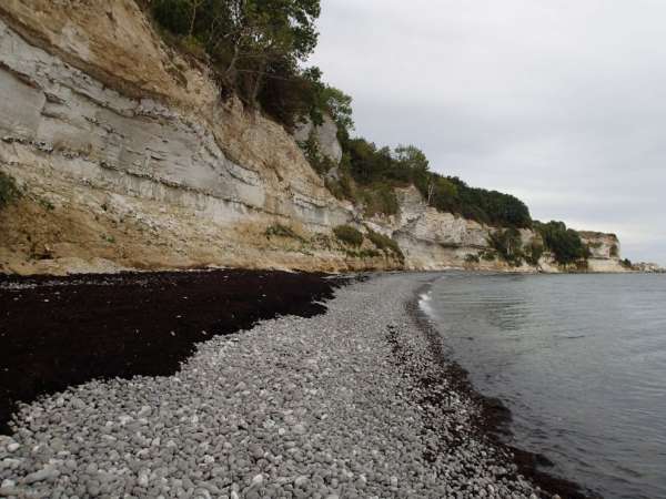 Promenade sous les falaises