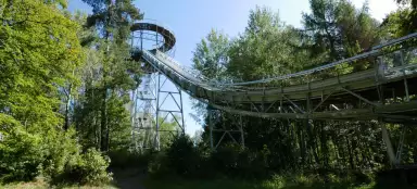 登上 Lomnice 附近的跳台滑雪桥