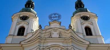 Atrás dos monumentos barrocos em Karlovy Vary II.