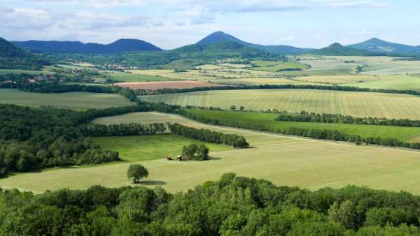 Widok z Plešivca na Milešovkę