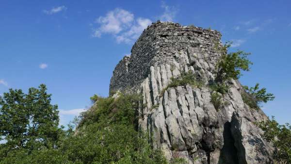 Une place derrière le château