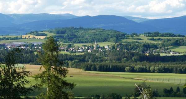 Blick auf Studenec und das Riesengebirge