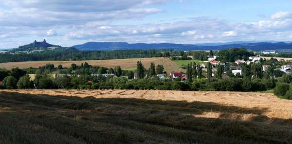 Vue sur Trosky, Mladějov et Kozákov