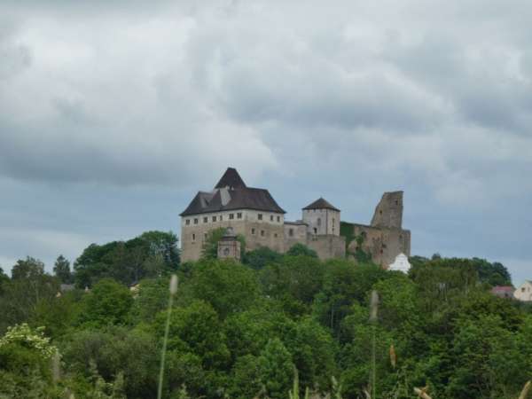 Château dominant de loin
