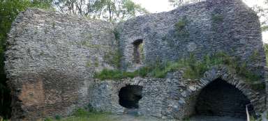 Zwiedzanie ruin zamku Návarov