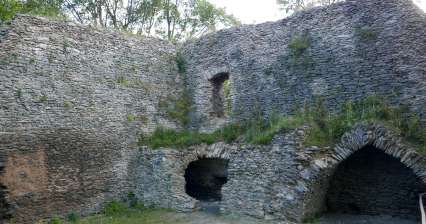 A tour of the ruins of Návarov Castle