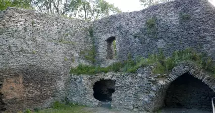 Prehliadka zrúcaniny hradu Návarov