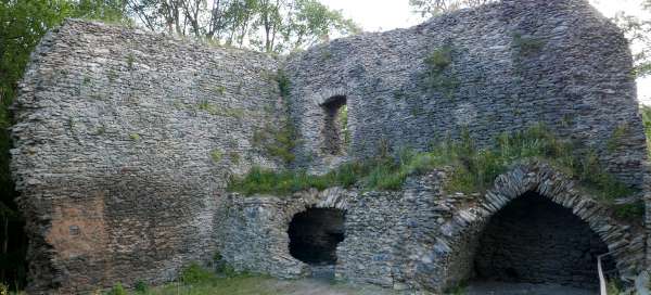 Un tour delle rovine del castello di Návarov