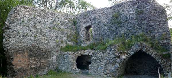 A tour of the ruins of Návarov Castle: Accommodations