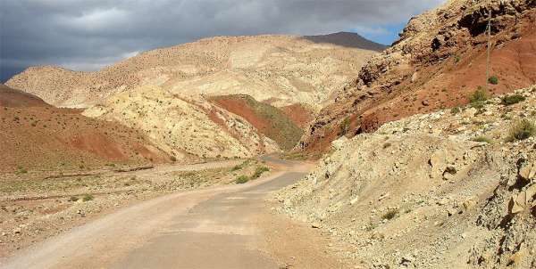 Estrada através das montanhas