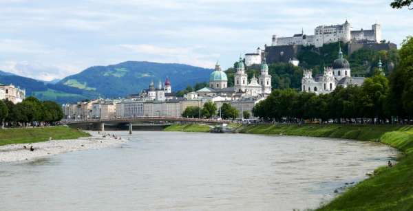 Het centrum van Salzburg vanaf de westelijke oever