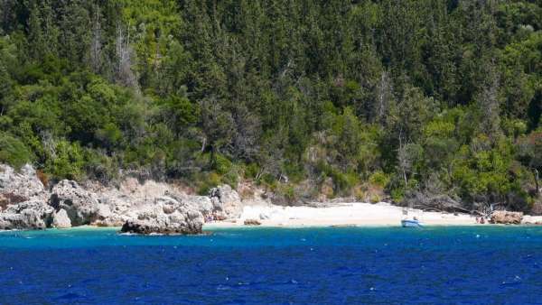 Schöner kleiner Strand in der Nähe von Agiofili