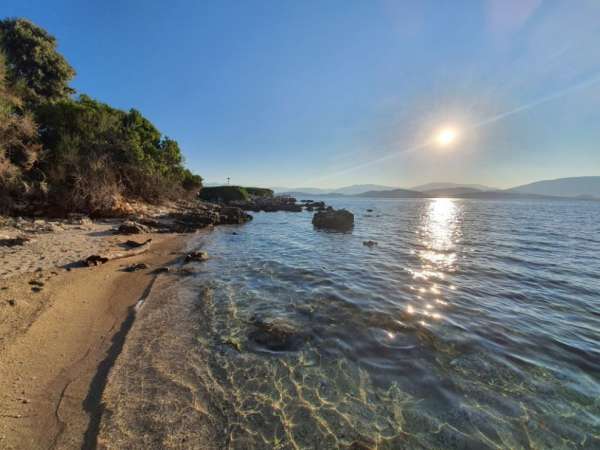 Praia de Vrachli e natação matinal