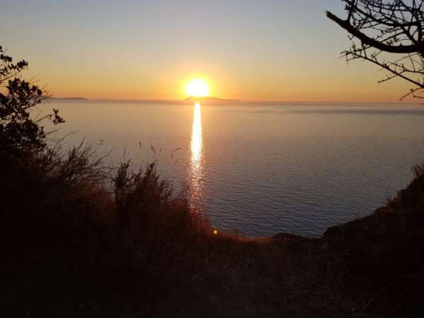 Zapadající slunce z vyhlídky Cape Drastis