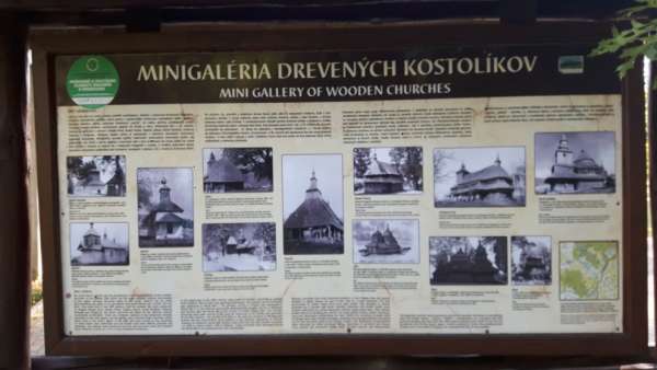 galerie miniatur dřevěných kostelíků
