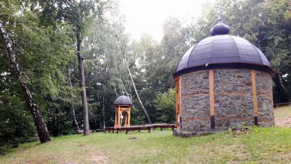 Lichtung mit Kapelle und Glockenturm