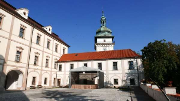 Blick auf die andere Seite des Hofes