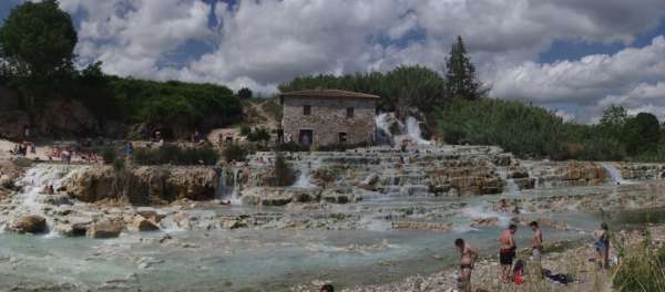 Cascate per tutta la sfilata