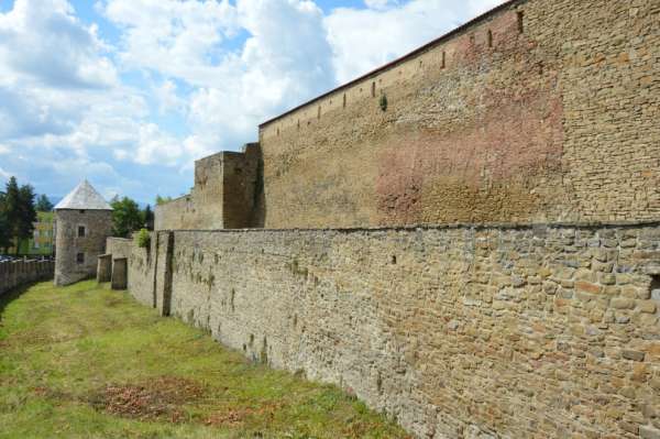 Zachovalé středověké hradby
