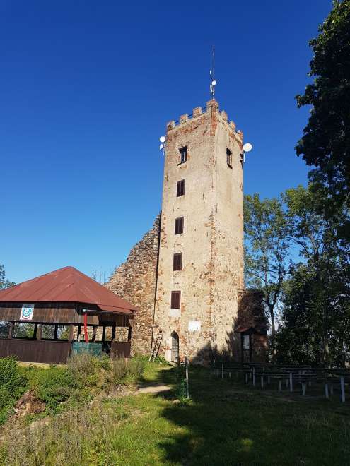 Torre de vigilancia y ruinas del castillo de Rýzmberk