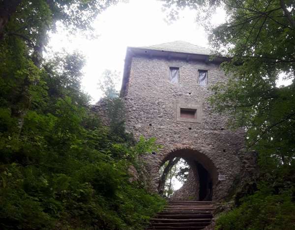 Grandes ruinas de un castillo alto