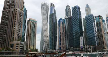 Camina por el puerto deportivo de Dubái